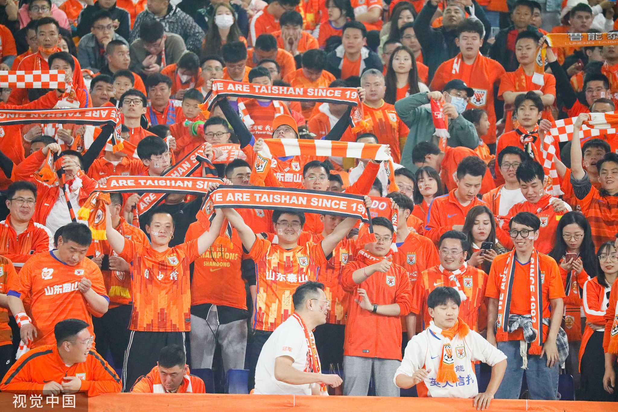 热闹球场,无数球迷高呼助威的简单介绍 热闹球场,无数球迷高呼助威的简单介绍