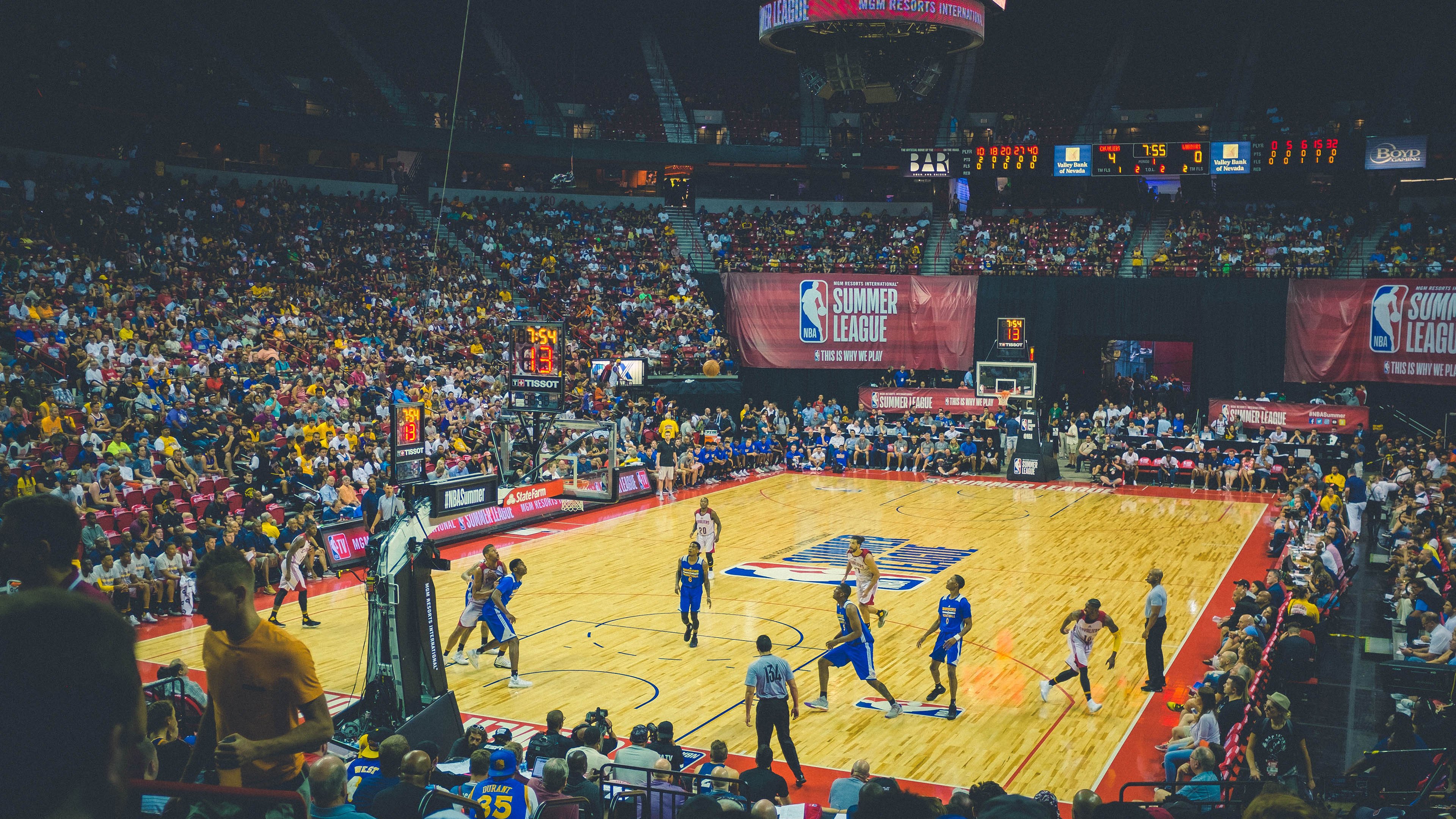 猛龙连续得分压制北京队,乔治末节爆发成关键先生