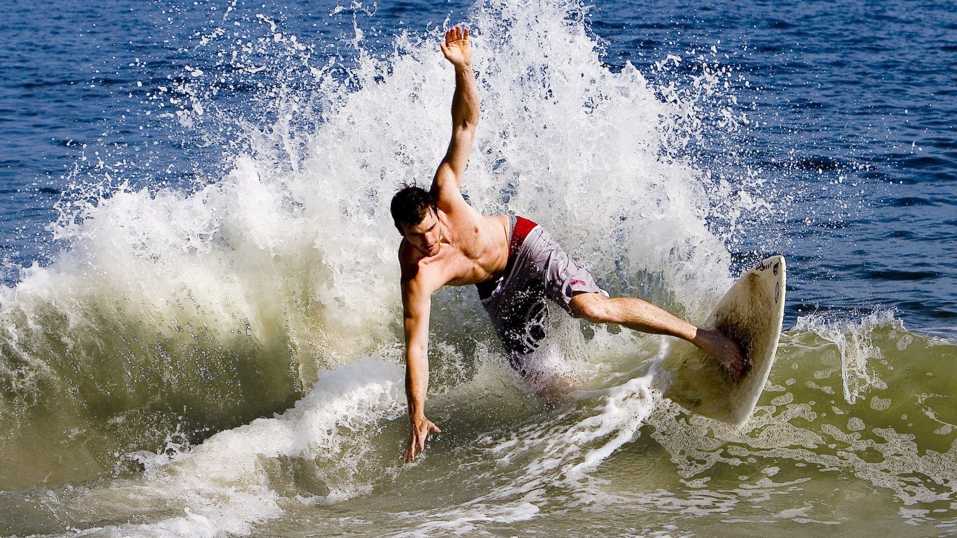 绿茵场上的双重变奏，韩国铁血晋级映照伊朗悲情，阿拉巴式领袖在英超争冠局中接管比赛