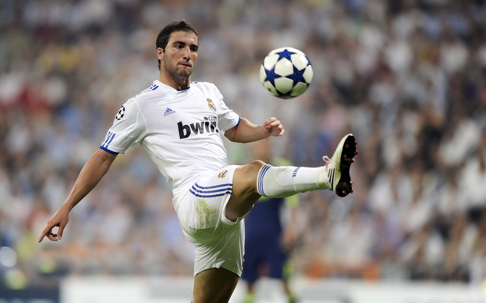 ac米兰体育官网-绝地反击，周冠宇统治全场，索伯奇迹翻盘雷诺